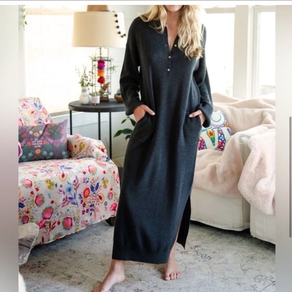 Natural Life Rib Knit Sweater Maxi Dress in Charcoal
size Small/Medium - Picture 5 of 12